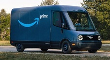 Amazon presenta il suo furgone elettrico per consegne green. Van su misura costruito con Rivian, 10mila operativi da 2022