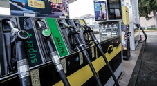 Benzina, prezzi in lieve calo: self a 1,685 euro al litro. Diesel servito a 2,011 euro al litro