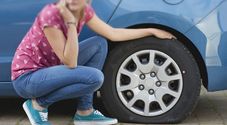 Pneumatici, rischio “flat spotting” per gomme auto parcheggiate a lungo. Esperti spiegano il fenomeno appiattimento e i rimedi