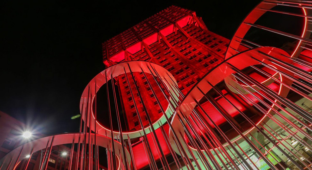 Audi ha ingaggiato come nuova sede del suo laboratorio di idee Audi City Lab un simbolo architettonico del capoluogo lombardo, la Torre Velasca, ridisegnandola con sfolgoranti giochi di luce