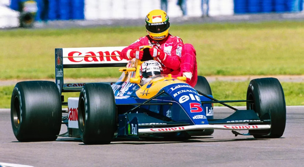 Williams FW 14 del 1991 di Nigel Mansell messa all'asta, qui nel famoso passaggio ai box dato ad Airton Senna