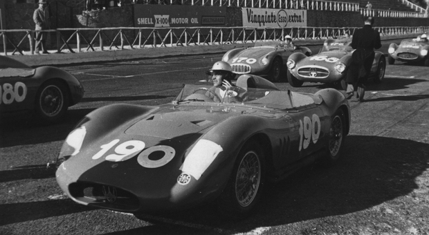 l’1 dicembre 1957, un week end freddissimo, le prime corse  con la Sei Ore, che registra la vittoria di Luciano Mantovani su Osca 950 cc primo vincitore a Vallelunga
