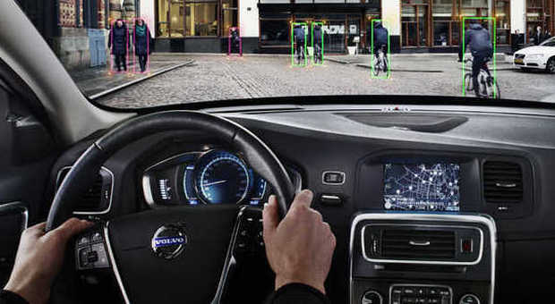Il dispositivo messo a punto dalla Volvo che individua automaticamente i ciclisti, avvisa e frena se necessario