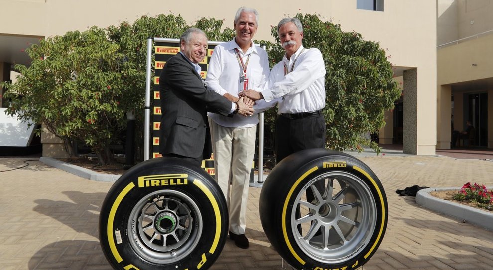 Da destra Chase Carey ceo Formula One, al centro Marco Tronchetti Provera ceo della Pirelli ed il presidente della FIA President Jean Todd posano con i nuovi pneumatici Pirelli di F1