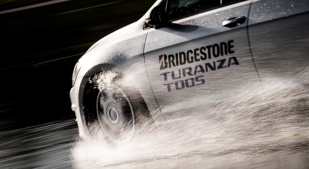 Il nuovo Bridgestone Turanza T005 durante un test sul bagnato