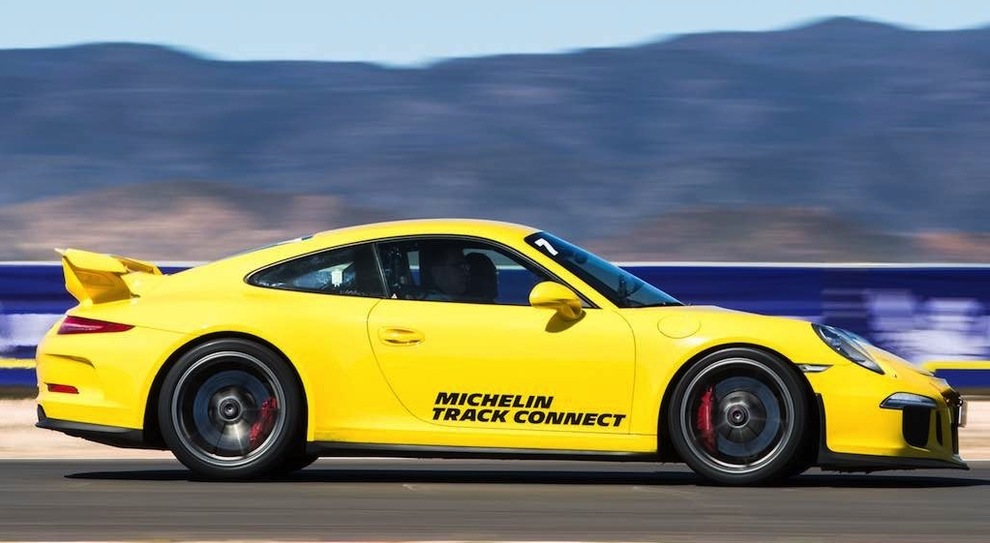 Una Porsche con il Michelin Track Connect in pista