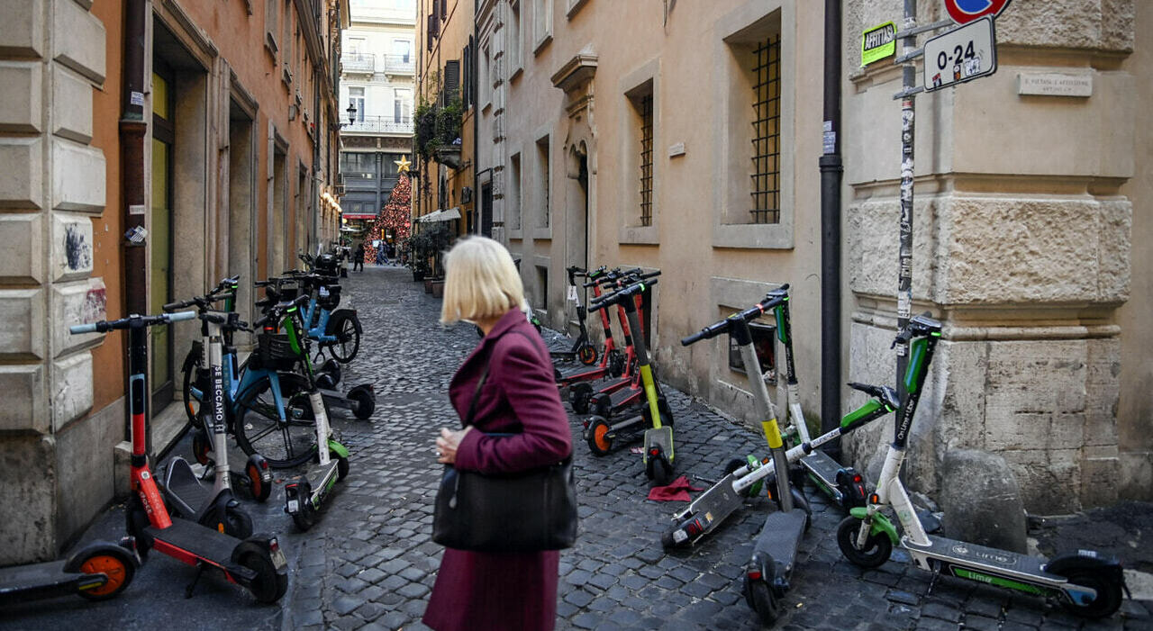 Monopattini parcheggiati male a Roma