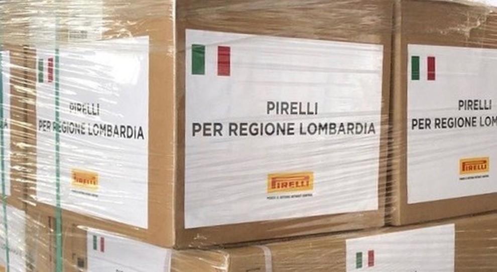 Gli scatoloni con il materia medico donato dalla Pirelli alla regione Lombardia