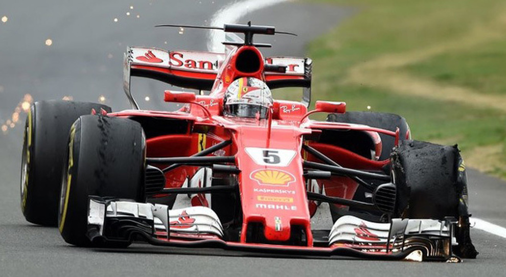 La Ferrari di Vettel con il penumatico danneggiato