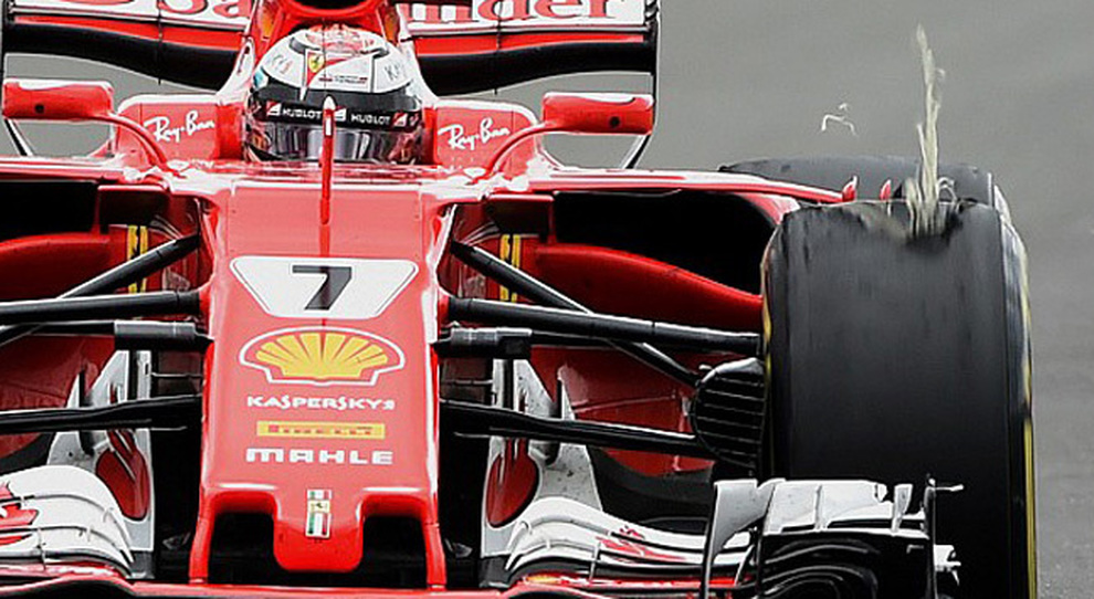 Il pneumatico danneggiato della Ferrari di Kimi Raikkonen