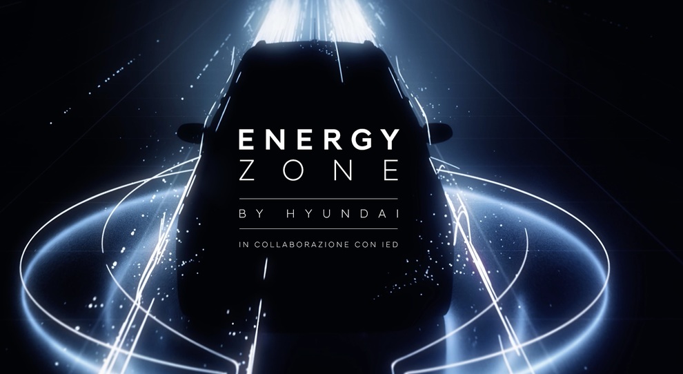 La Hyundai Kona elettrica all'interno di un gioco di luci della Energy Zone