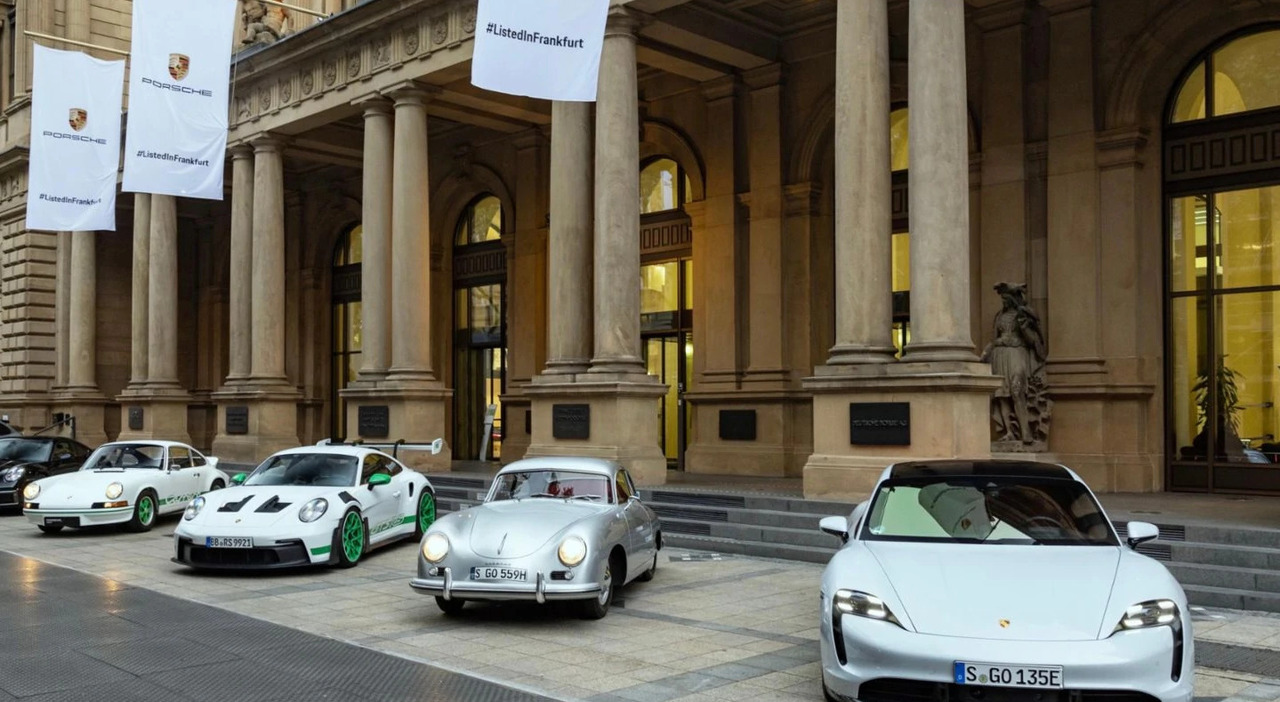 Modelli Porsche fuori dalla Borsa di Francoforte il giorno della quotazione