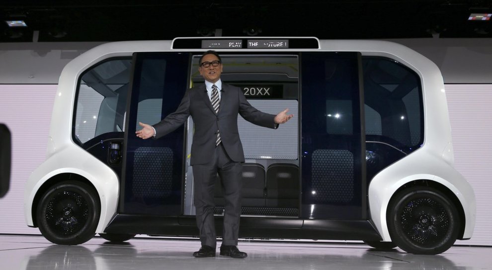 Akio Toyoda ha presentato al salone di Tokyo l' E-Palette, minibus elettrico a guida autonoma livello 4