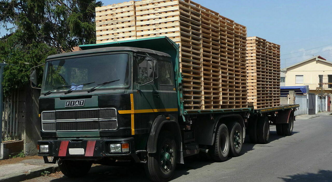 Un camion Fiat carico di pallets