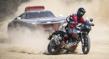 Ducati e Audi, insieme sullo sterrato in Sardegna. DesertX e RS Q e-tron protagoniste di un test off-road