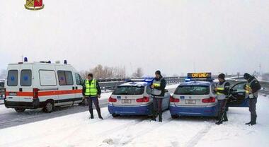 Neve in A26 e A7, Polstrada fa da “safety car”. Impegnate 12 pattuglie per scortare automobilisti