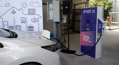 Enel X, inaugurati nuove colonnine di ricarica per auto elettriche nel Lazio. Nei punti vendita Mondo Convenienza a Roma e Civitavecchia