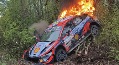 Wrc, Rovanperä (Toyota) perde un minuto, ma resta al comando del Rally di Croazia. A fuoco la Hyundai di Solberg