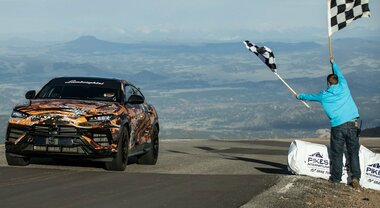 Lamborghini Urus Evo, è già record: vola sul mitico Pikes Peak in attesa del reveal a Peeble Beach