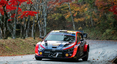 Neuville (Hyundai) scavalca Evans (Toyota) e passa in testa al Rally del Giappone. Cancellato un altro stage