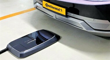 Continental e Volterio insieme per un sistema di ricarica wireless. Dal 2024 sarà disponibile per le auto elettriche in Germania